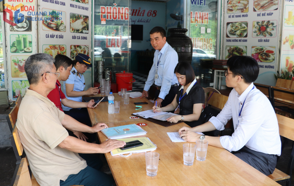 Đoàn liên ngành phường Bãi Cháy tổ chức ra quân kiểm tra môi trường kinh doanh du lịch trên địa bàn phường và tuyên truyền các quy định của pháp luật cho cơ sở kinh doanh. Ảnh: Hoàng Quỳnh