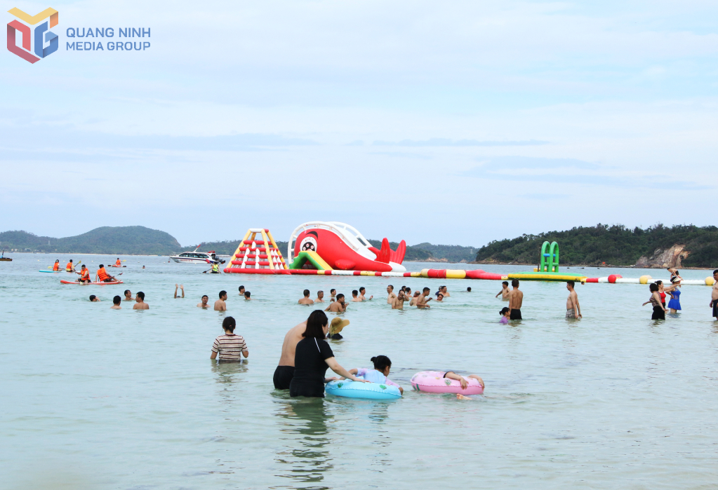 Cô Tô tăng cường chỉ đạo công tác kiểm tra, giám sát, đảm bảo an toàn cho du khách vui chơi tại bãi biển.