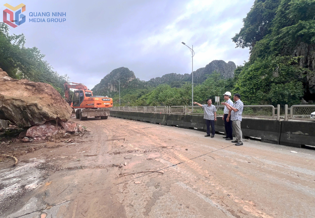 Bí thư Đảng ủy phường Quang Hanh cùng đơn vị quản lý đường chỉ đạo công tác xử lý