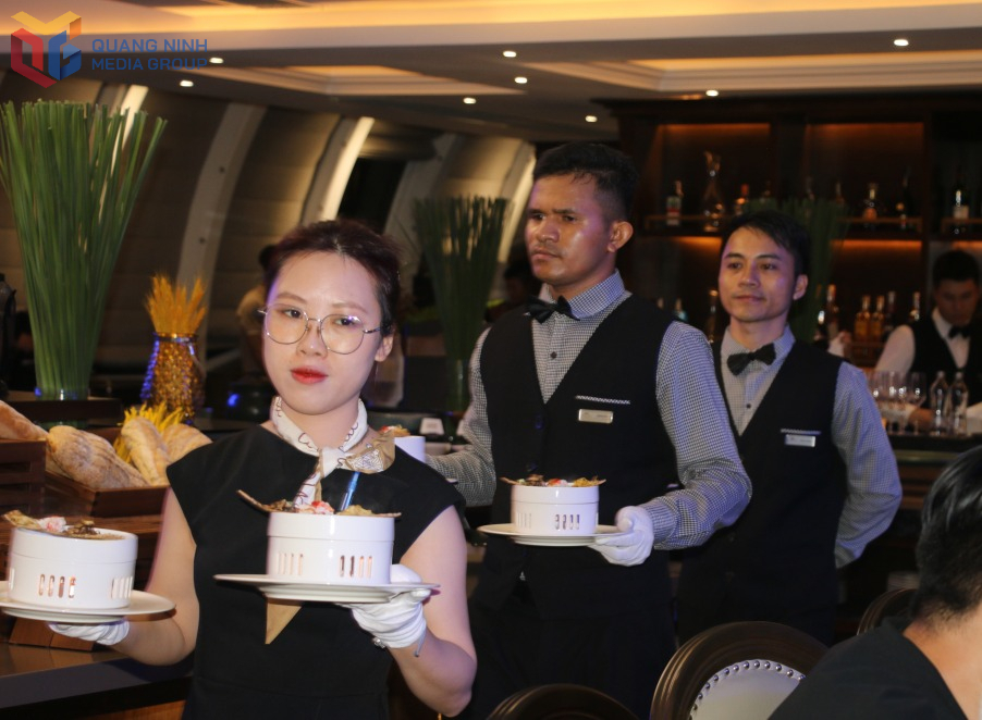 Nhân viên phục vụ bữa ăn cho du khách tại du thuyền nhà hàng Paradise Delight.