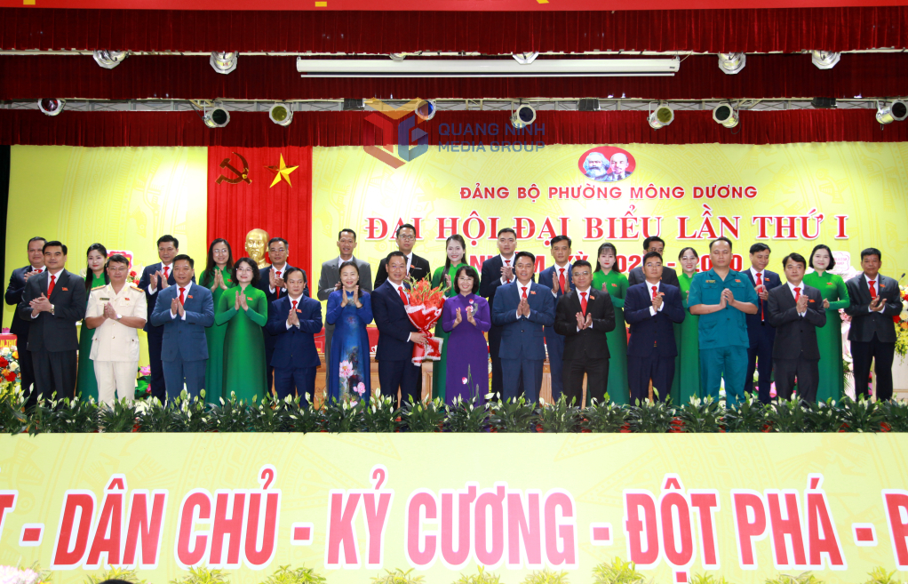 Các đồng chí lãnh đạo tỉnh chúc mừng Ban Chấp hành Đảng bộ phường Mông Dương lần thứ I, nhiệm kỳ 2025-2030.