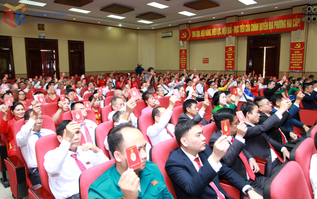 Đại hội biểu quyết thông qua nghị quyết.