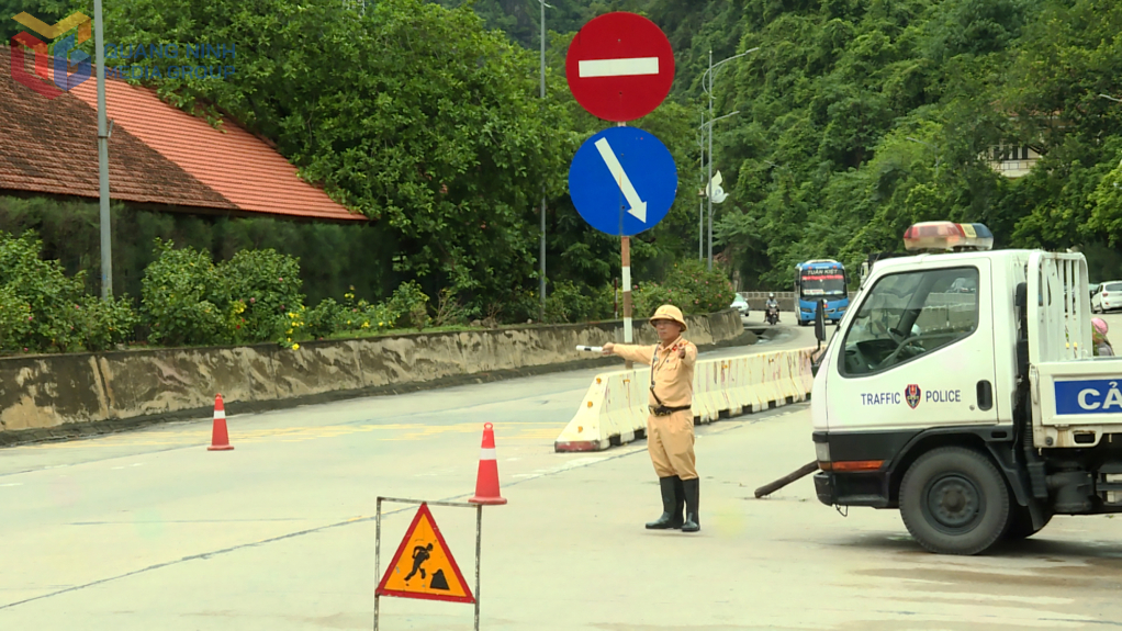Lực lượng Cảnh sát Giao thông có mặt tại hiện trường phân làn giao thông