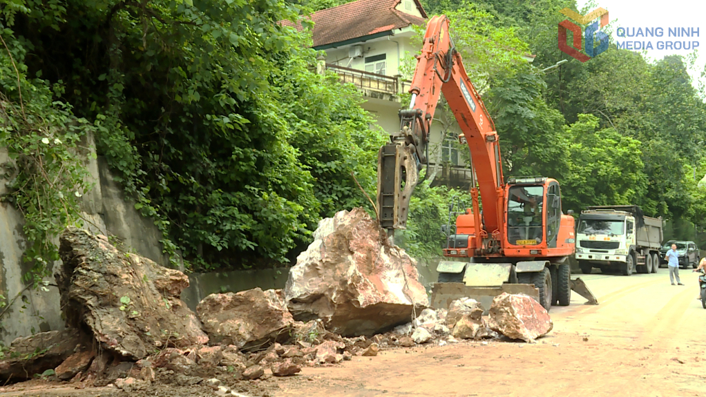 Tổ chức phá đá để bốc xúc đá rơi đảm bảo giao thông