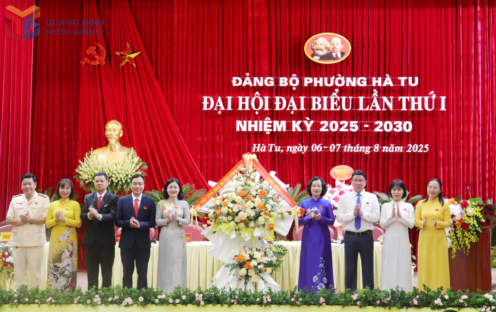 Các đồng chí lãnh đạo tỉnh tặng hoa chúc mừng Đại hội.