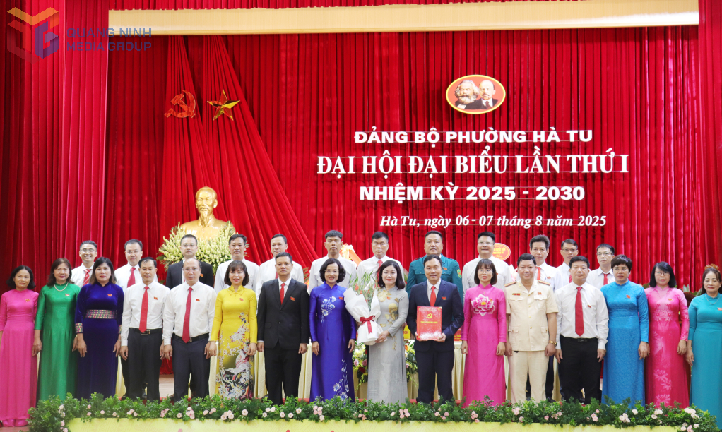 Các đồng chí lãnh đạo tỉnh chúc mừng Ban Chấp hành Đảng bộ phường Hà Tu lần thứ I, nhiệm kỳ 2025-2030.