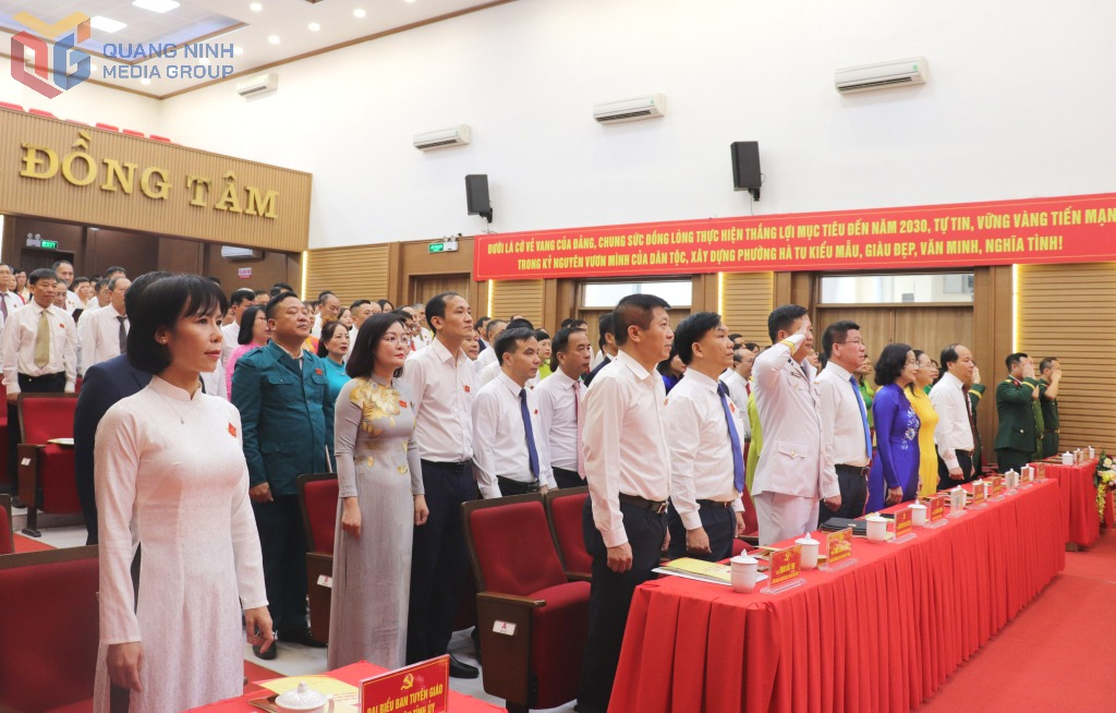 Các đại biểu thực hiện nghi thức chào cờ.