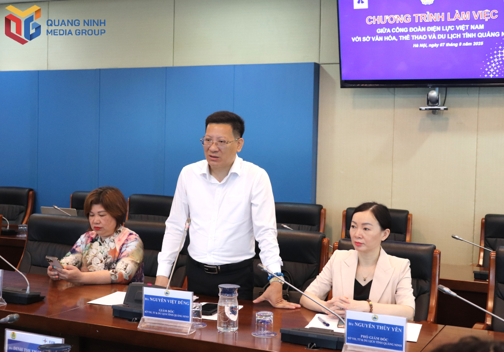 Lãnh đạo Sở Văn hóa, Thể thao và Du lịch giới thiệu các tiềm năng, thế mạnh của du lịch Quảng Ninh với đại diện công đoàn Điện lực Việt Nam.