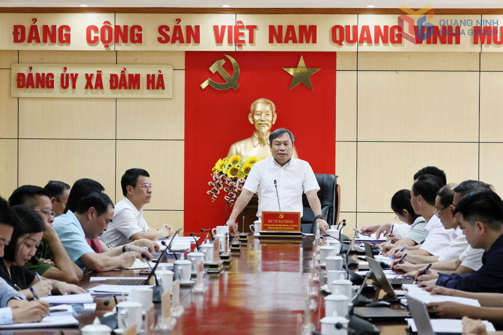Đồng chí Vũ Đại Thắng, Ủy viên Trung ương Đảng, Bí thư Tỉnh ủy, Trưởng Đoàn ĐBQH tỉnh, phát biểu chỉ đạo tại buổi làm việc với Ban Thường vụ Đảng ủy xã Đầm Hà.