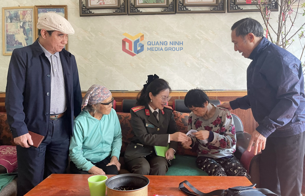 Cựu chiến binh Nguyễn Thanh Thỏa (bên phải) Chủ tịch Hội Nạn nhân chất độc da cam/dioxin phường Bãi Cháy cùng đại diện Công an TP Hạ Long trao tặng quà cho nạn nhân da cam Bùi Thị Thủy (khu 3, phường Bãi Cháy) tháng 1/2025.