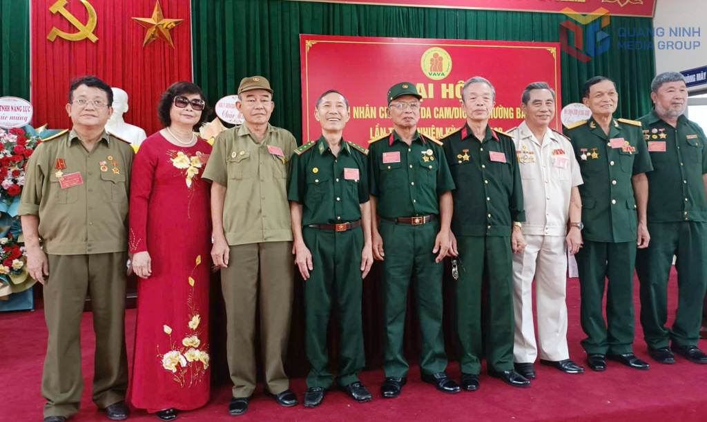 CCB Nguyễn Thanh Thỏa (thứ 4 bên phải sang) cùng đại biểu tham gia  phường Bãi Cháy. Ảnh nhân vật cung cấp