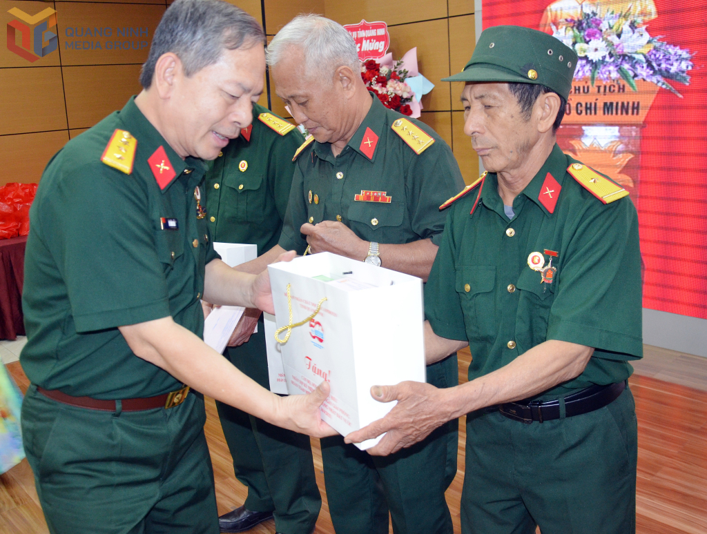 Ông Vũ Hồng Hải, Chủ tịch Hội Nạn nhân chất độc da cam/dioxin tỉnh trao tặng quà cho CCB Nguyễn Văn Xoay nhân dịp kỷ niệm 50 năm ngày giải phóng hoàn toàn miền Nam, thống nhất đất nước 30/4 (1975-2025).