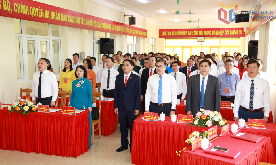 Đại hội thực hiện nghi thức chào cờ.
