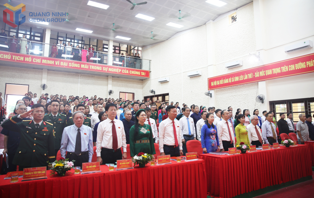 Các đại biểu thực hiện nghi lễ chào cờ.