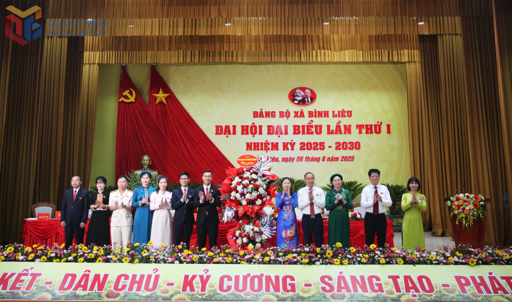 tặng hoa chúc mừng Đại hội đại biểu Đảng bộ xã Bình Liêu, lần thứ I, nhiệm kỳ 2025 -2030.