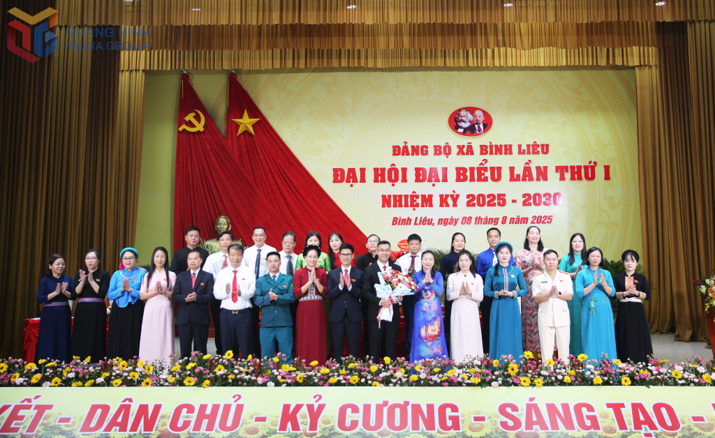 Đồng chí Vi Ngọc Bích, Ủy viên Ban thường vụ Tỉnh ủy, Phó Chủ tịch Thường trực HĐND tỉnh tặng hoa chúc mừng Ban chấp hành Đảng bộ xã Ba Chẽ lần thứ I, nhiệm kỳ 2025-2030.
