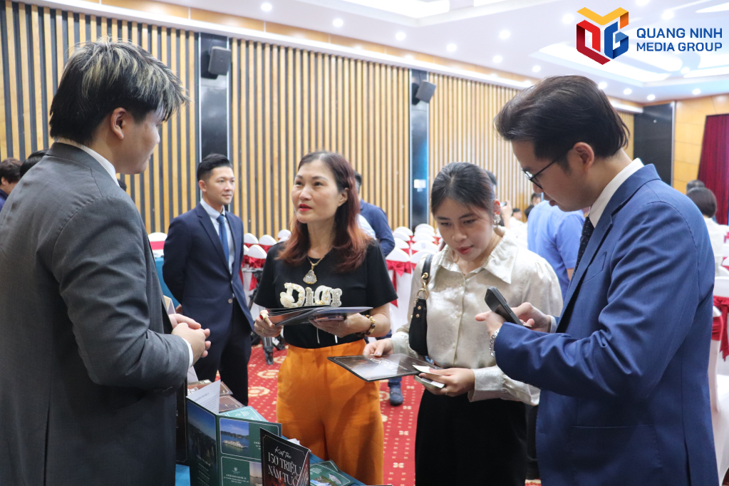 Doanh nghiệp du lịch Quảng Ninh giới thiệu sản phẩm du lịch tại chương trình.