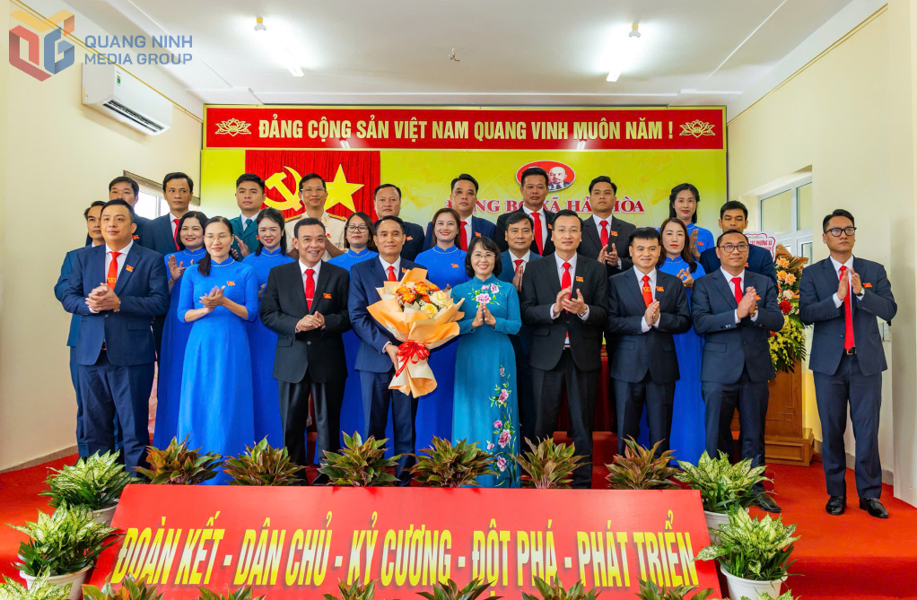 Đồng chí Trịnh Thị Minh Thanh, Phó Bí thư Thường trực Tỉnh ủy, Chủ tịch HĐND tỉnh, tặng hoa Ban Chấp hành Đảng bộ xã Hải Hòa lần thứ I, nhiệm kỳ 2025-2030.
