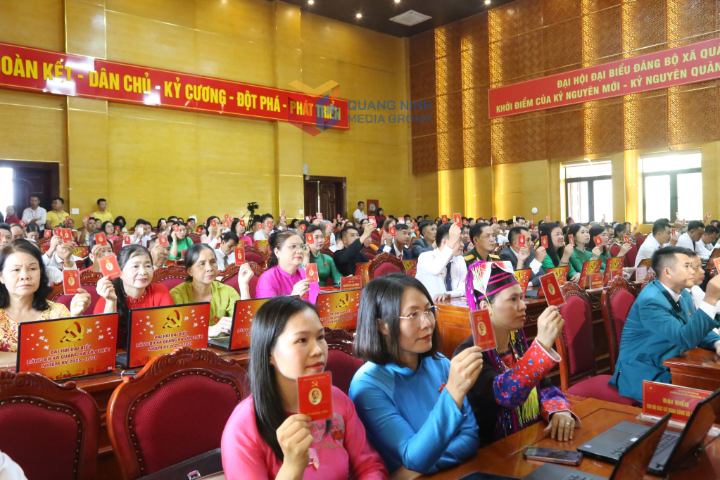 Các đại biểu biểu quyết thông qua Nghị quyết BCH Đảng bộ xã Quảng Hà, nhiệm kỳ 2025-2030
