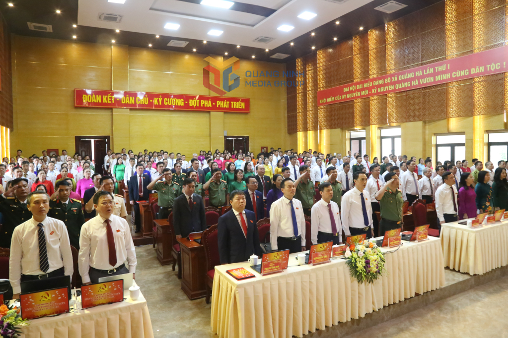 Các đại biểu thực hiện nghi lễ chào cờ tại Đại hội