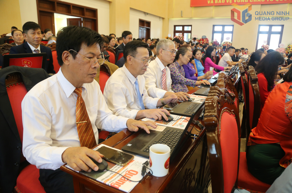 Đảng bộ phường Bãi Cháy mạnh dạn ứng dụng chuyển đổi số vào tổ chức đại hội. 