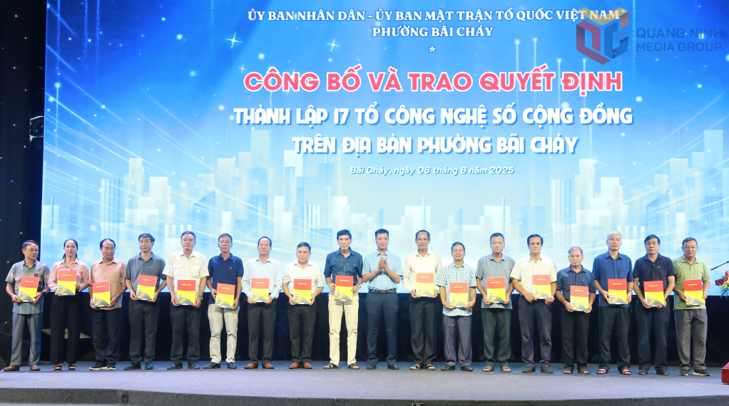 trao quyết định thành lập 17 “Tổ công nghệ số cộng đồng”