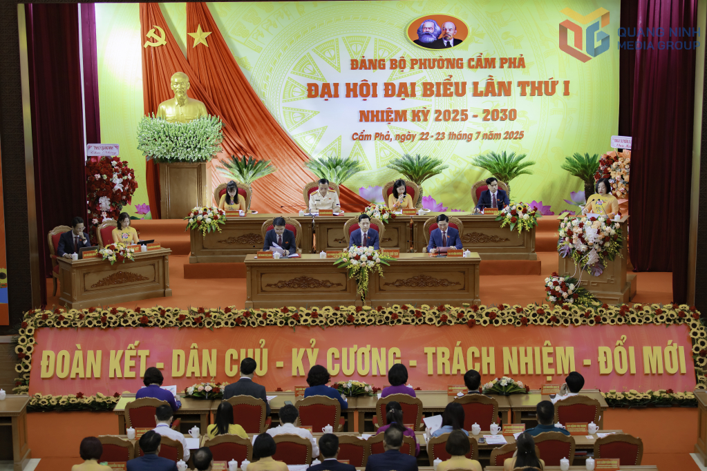Đoàn Chủ tịch điều hành Đại hội.