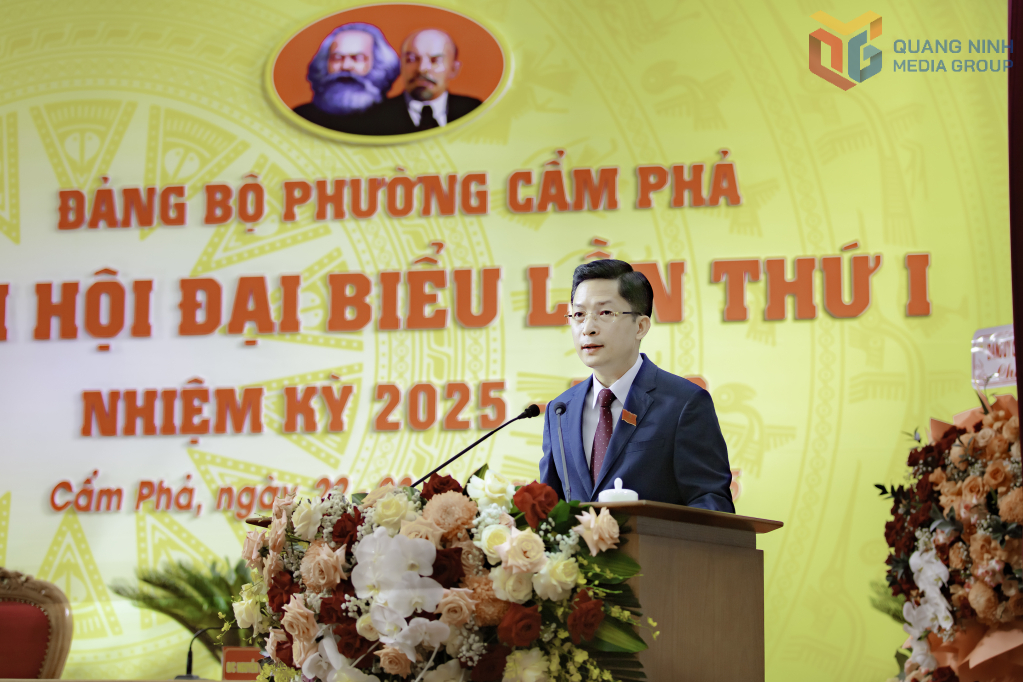 Đồng chí Phạm Lê Hưng, Bí thư Đảng ủy phường Cẩm Phả, phát biểu tại đại hội.