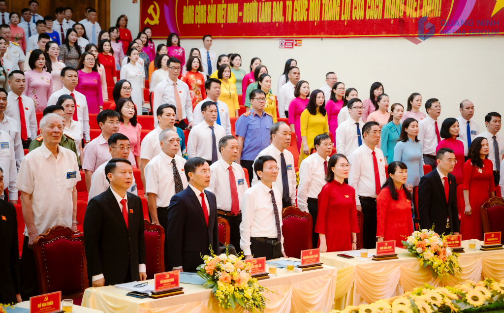 Các đại biểu thực hiện nghi thức chào cờ.