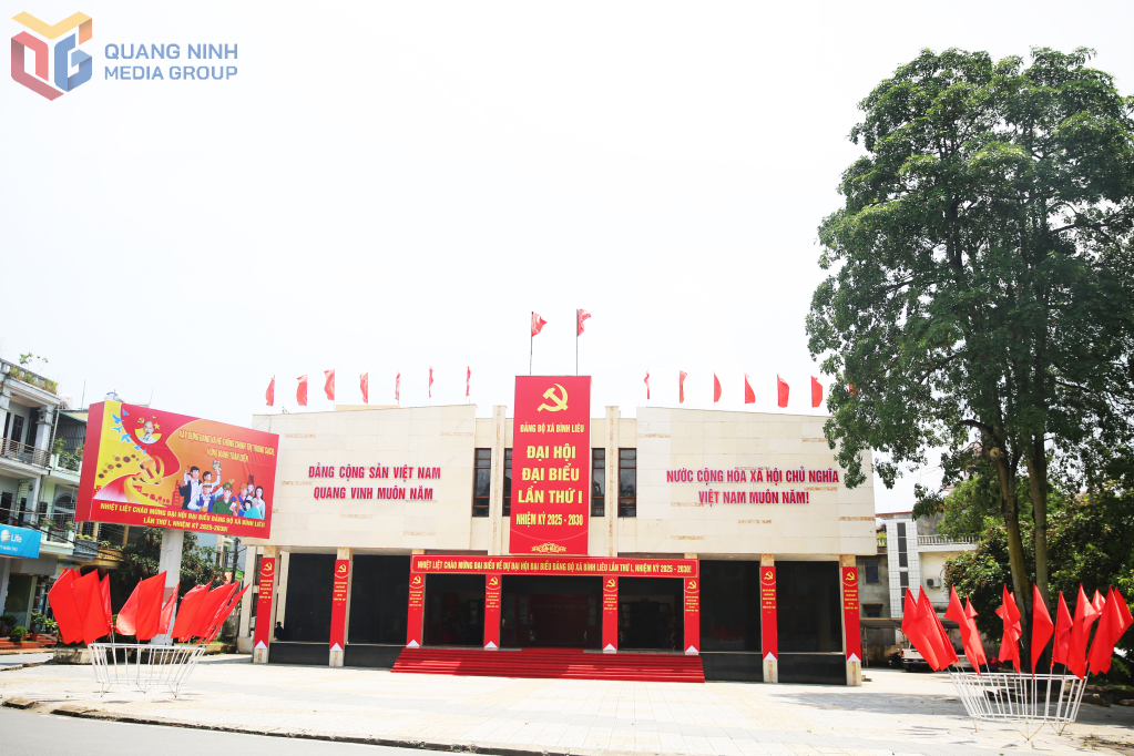 Xung quanh các tuyến đường và khu vực diễn ra Đại hội Đại biểu xã Bình Liêu lần thứ I, nhiệm kỳ 2025-2030 được trang hoàng cờ hoa rực rỡ.