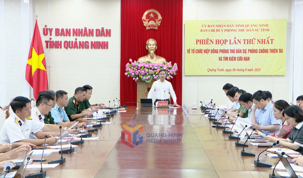  Đồng chí Phạm Đức Ấn, Phó Bí thư Tỉnh ủy, Chủ tịch UBND tỉnh, Trưởng Ban Chỉ huy Phòng thủ dân sự tỉnh phát biểu chỉ đạo tại phiên họp. 
