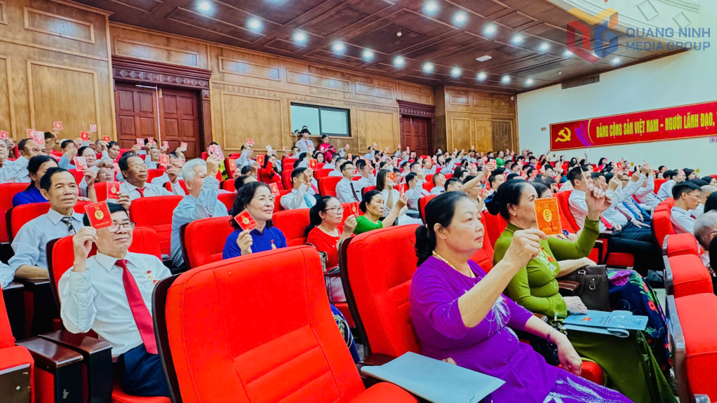 Các đại biểu biểu quyết thông qua Nghị quyết Đại hội đại biểu Đảng bộ phường Móng Cái 1 lần thứ I, nhiệm kỳ 2025-2030.