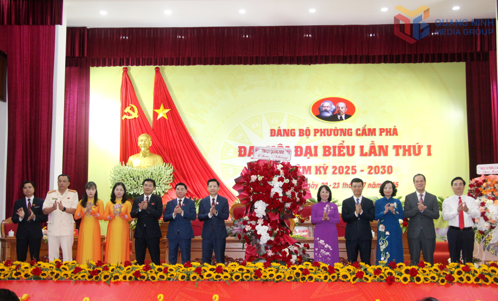 Các đồng chí lãnh đạo tỉnh tặng hoa chúc mừng Đại hội.