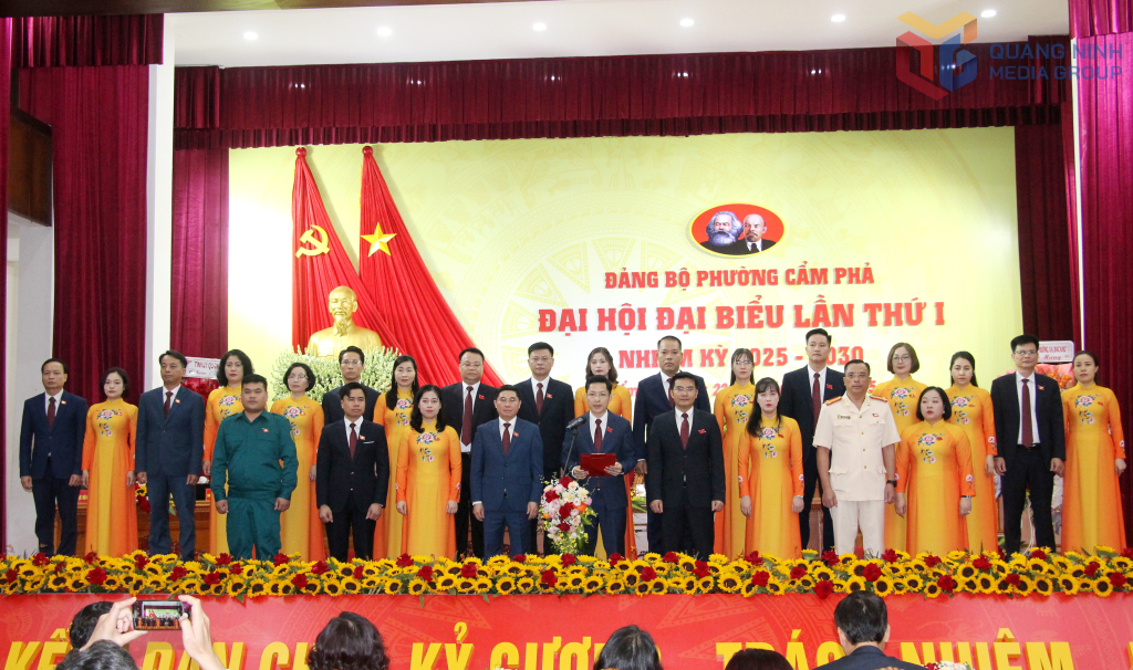 Ban Chấp hành Đảng bộ phường Cẩm Phả lần thứ I, nhiệm kỳ 2025-2030 ra mắt Đại hội.