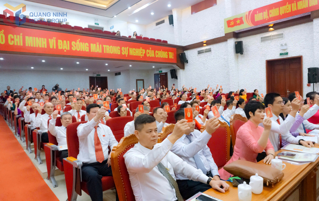 Đại hội biểu quyết thông qua nghị quyết.