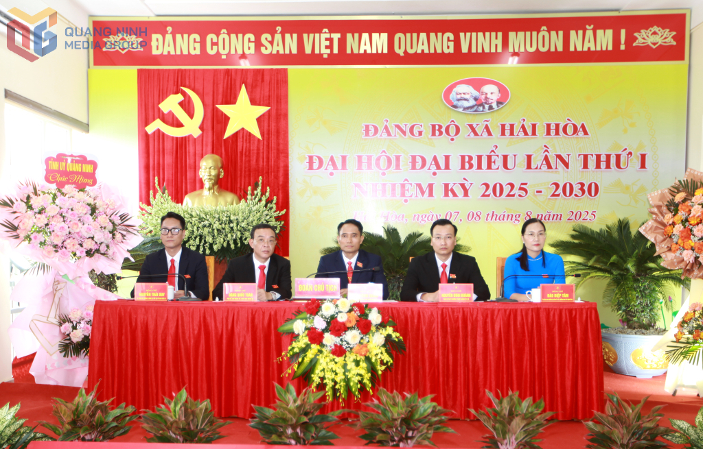 Đoàn chủ tịch điều hành đại hội.