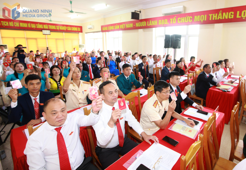 Các đại biểu biểu quyết thông qua nghị quyết đại hội.