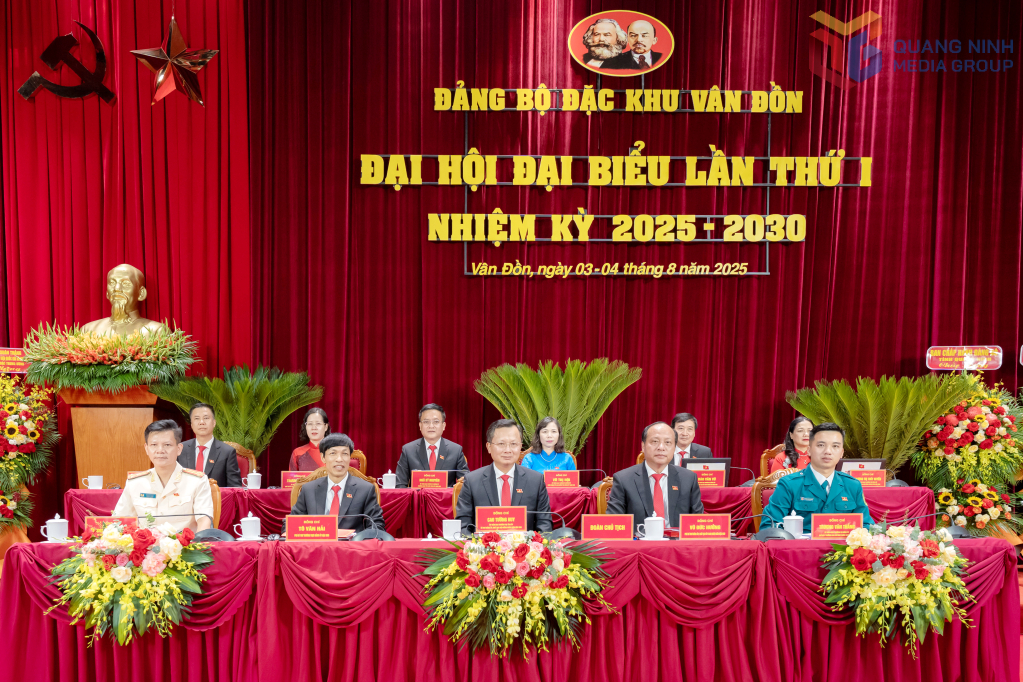 Đoàn chủ tịch điều hành đại hội.