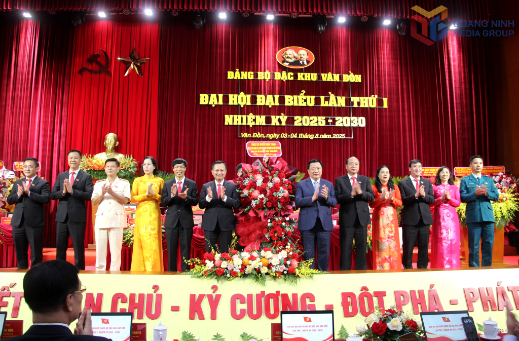 GS.TS Nguyễn Xuân Thắng, Ủy viên Bộ Chính trị, Giám đốc Học viện Chính trị quốc gia Hồ Chí Minh, Chủ tịch Hội đồng Lý luận Trung ương, ĐBQH tỉnh, tặng hoa chúc mừng Đại hội.