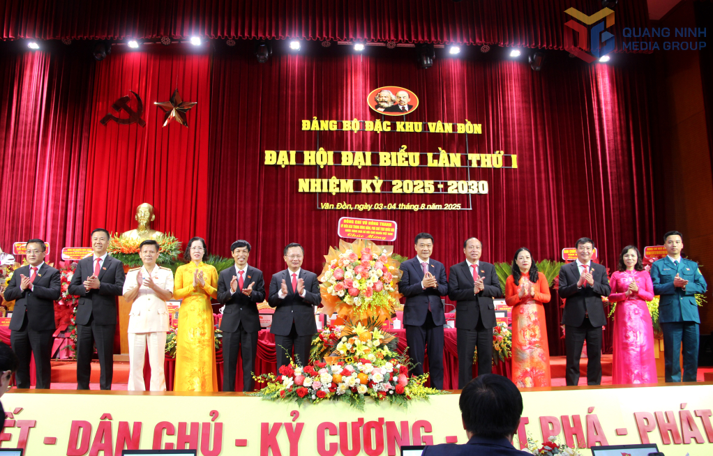 Đồng chí Vũ Hồng Thanh, Ủy viên Trung ương Đảng, Phó Chủ tịch Quốc hội, ĐBQH tỉnh, tặng hoa chúc mừng Đại hội.