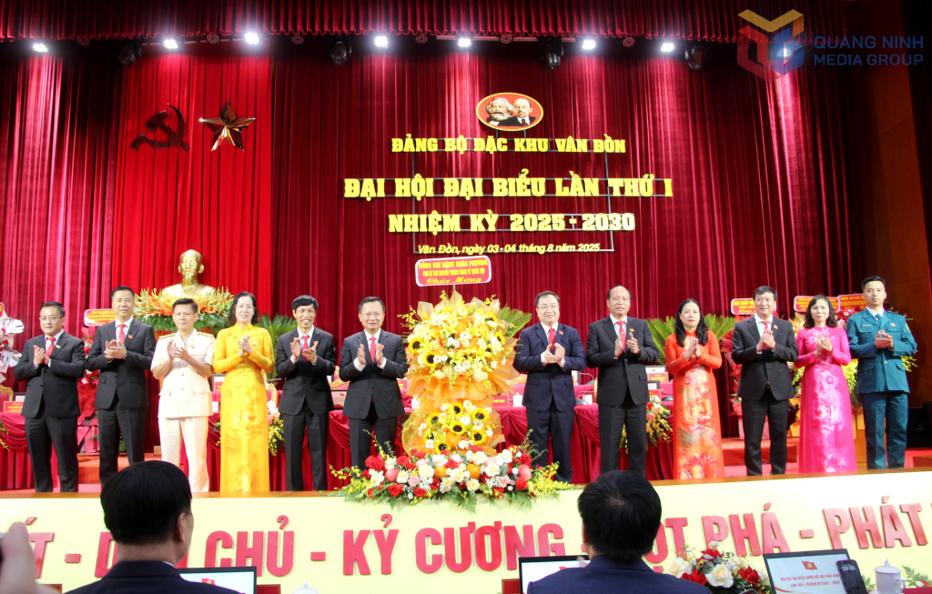 Đồng chí Đặng Xuân Phương, Phó Bí thư chuyên trách Đảng ủy Quốc hội, ĐBQH tỉnh, tặng hoa chúc mừng Đại hội.