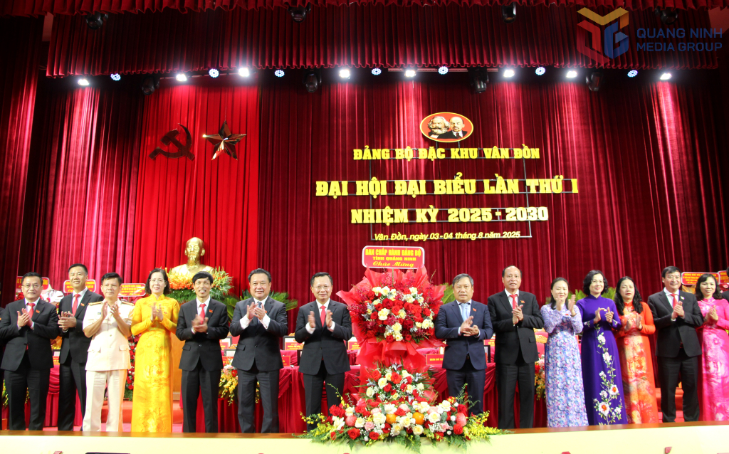Đồng chí Vũ Đại Thắng, Ủy viên Trung ương Đảng, Bí thư Tỉnh ủy, Trưởng Đoàn ĐBQH tỉnh, tặng hoa chúc mừng Đại hội.
