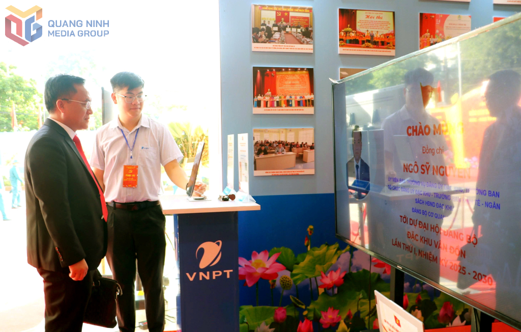 Đại hội sử dụng công nghệ số điểm danh đại biểu chính thức và cung cấp tài liệu phục vụ đại biểu đến dự.
