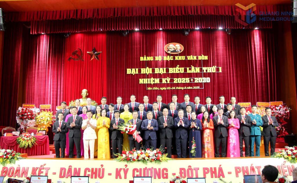 Đồng chí Vũ Đại Thắng, Ủy viên Trung ương Đảng, Bí thư Tỉnh ủy, Trưởng Đoàn ĐBQH tỉnh, tặng hoa chúc mừng Ban Chấp hành Đảng bộ đặc khu Vân Đồn lần thứ I, nhiệm kỳ 2025-2030.