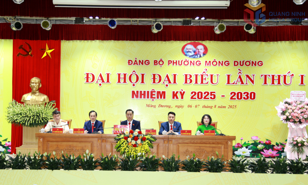 Đoàn chủ tịch điều hành Đại hội.