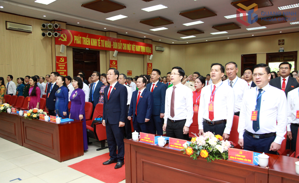 Các đại biểu thực hiện nghi thức chào cờ.
