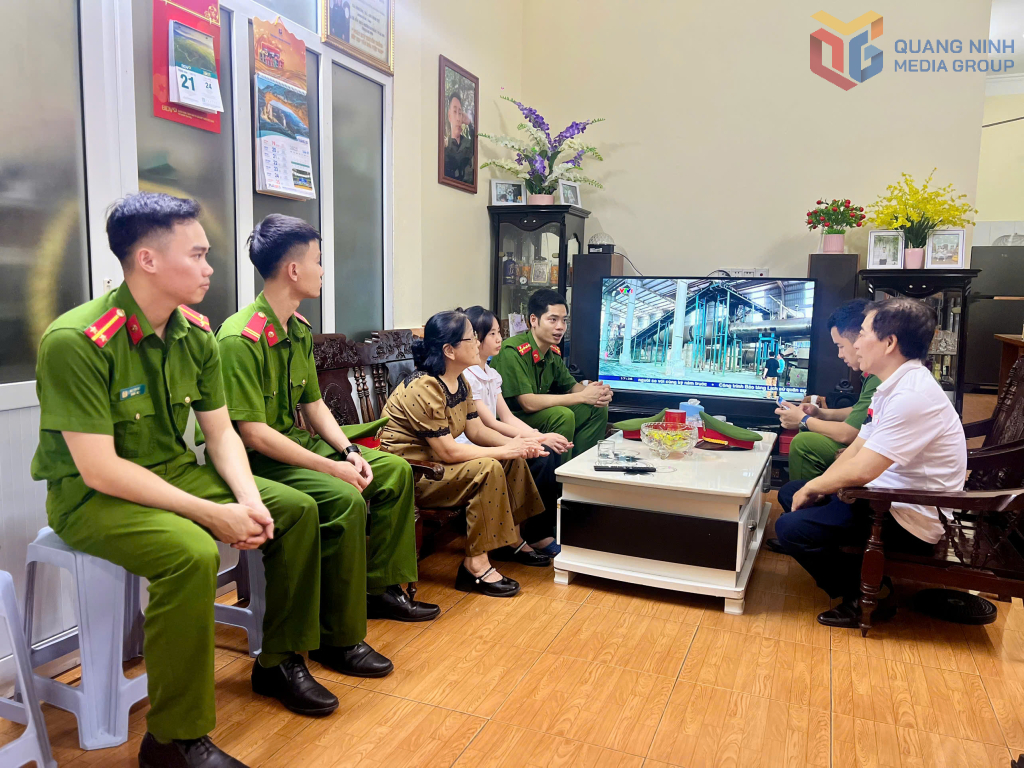 Đoàn thanh niên phòng Cảnh sát PCCC&CNCH (Công an tỉnh) thăm hỏi, động viên và trao quà cho cháu bé đơn vị nhận đỡ đầu, tại phường Hà Lầm.