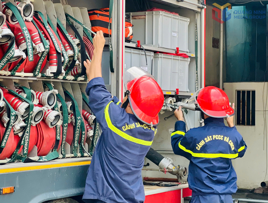 Chiến sỹ kiểm tra thiết bị trên xe chữa cháy.