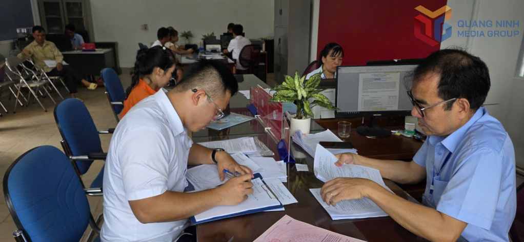 Người dân giải quyết thủ tục hành chính tại Trung tâm phục vụ hành chính công phường Móng Cái 3.