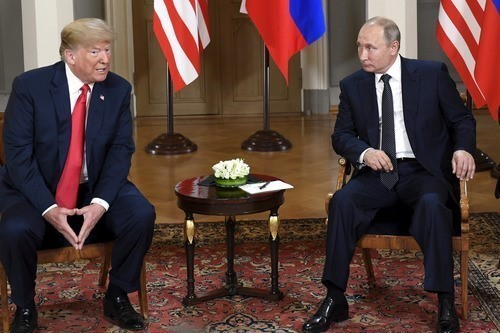 (Tư liệu) Tổng thống Mỹ Donald Trump (trái) và Tổng thống Nga Vladimir Putin tại cuộc gặp ở Helsinki, Phần Lan ngày 16/7/2018. Ảnh: THX/TTXVN